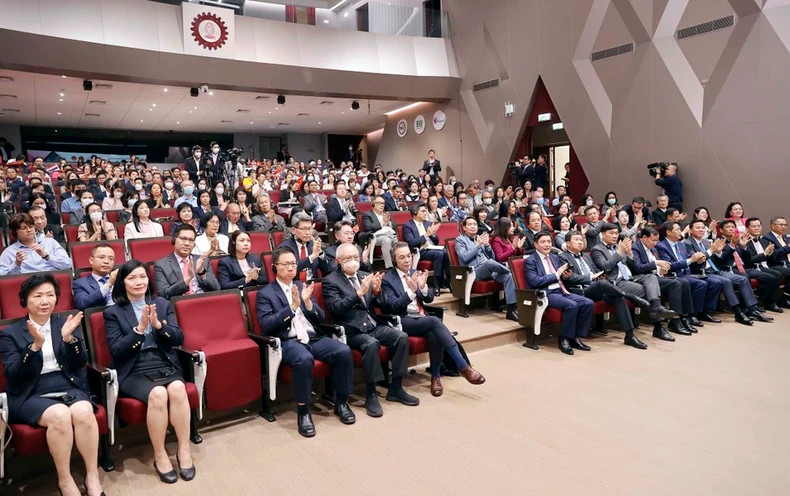 各位代表倾听国会主席王廷惠发表演讲。（图片来源：越通社）