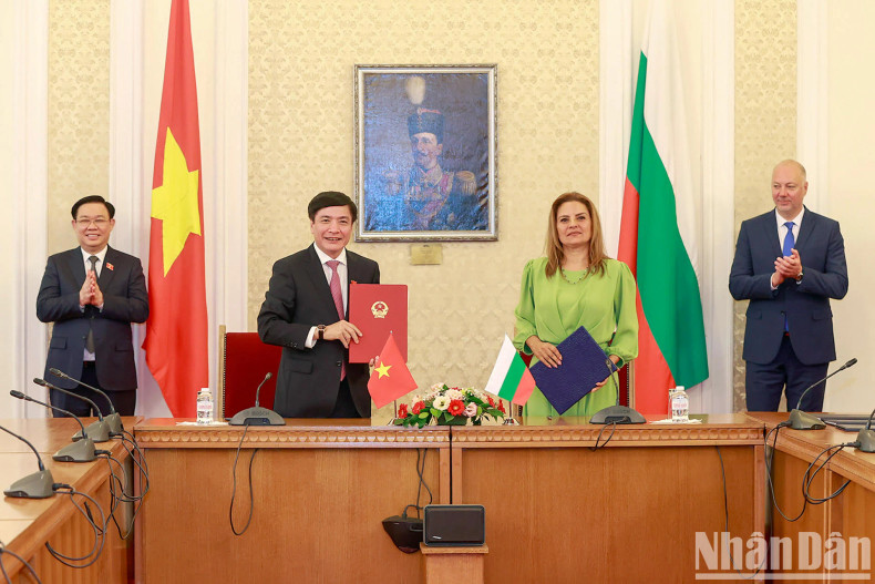 越南国会主席王廷惠与保加利亚议会议长罗森·热利亚兹科夫见证越南国会办公厅和保加利亚议会秘书处合作备忘录签字仪式。