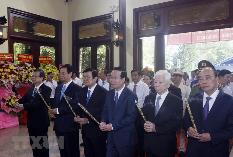 国家主席武文赏、党和国家领导、党和国家前领导献花和上香缅怀孙德胜主席。(图片来源:越通社) 国家主席武文赏、党和国家领导、党和国家前领导献花和上香缅怀孙德胜主席。(图片来源:越通社)