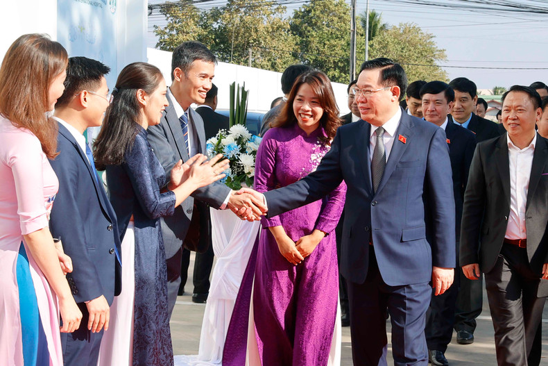 越南国会主席王廷惠造访老挝La Vie国际医院。