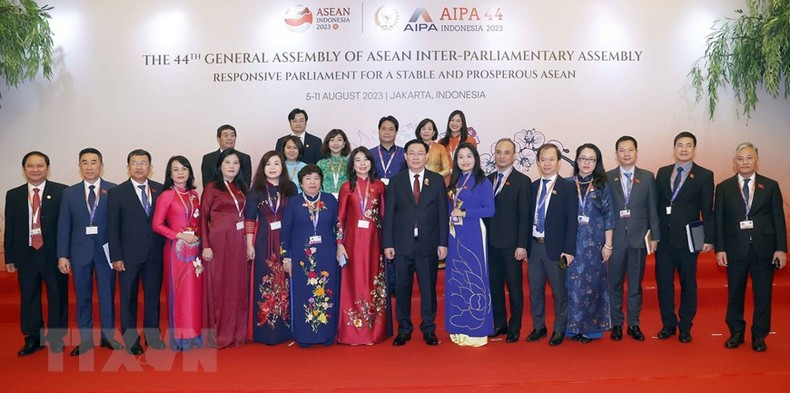 国会主席王廷惠和出席AIPA-44的越方代表团。 国会主席王廷惠和出席AIPA-44的越方代表团。