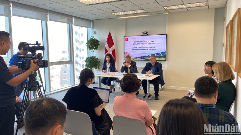 丹麦驻越南大使尼科莱.普瑞特兹（中）在丹麦住越南大使馆总部就越丹绿色战略伙伴关系接受记者采访。