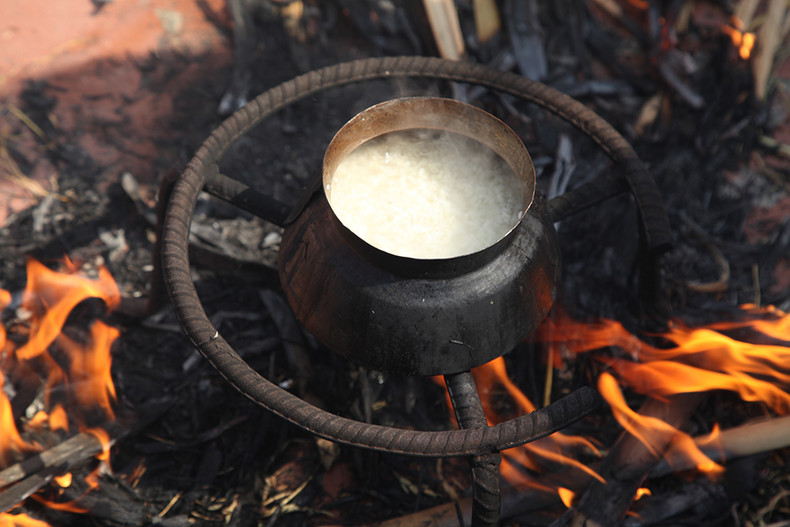 煮饭用的是铜锅。