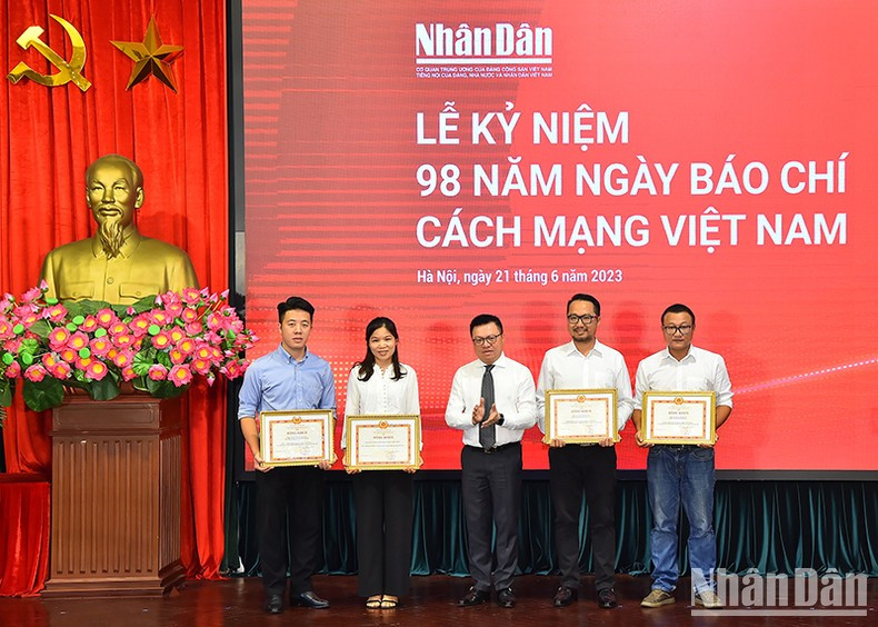 《人民报》社总编辑黎国明向《人民报》社优秀集体和个人颁发奖状。