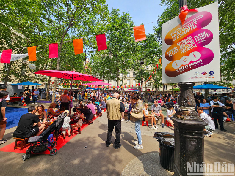 除了美食空间外,参与越南美食节的游客还有机会享受当代音乐,包括由优秀法国越裔艺人DJ-beatmarkers表演的电子音乐、流行音乐和说唱。(明维 摄) 除了美食空间外,参与越南美食节的游客还有机会享受当代音乐,包括由优秀法国越裔艺人DJ-beatmarkers表演的电子音乐、流行音乐和说唱。(明维 摄)