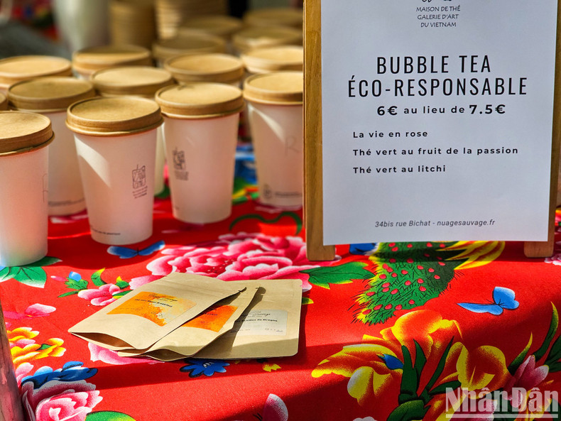 除了各类越南著名啤酒以外,咖啡和传统绿茶继续是颇受游客青睐的饮料。(明维 摄) 除了各类越南著名啤酒以外,咖啡和传统绿茶继续是颇受游客青睐的饮料。(明维 摄)