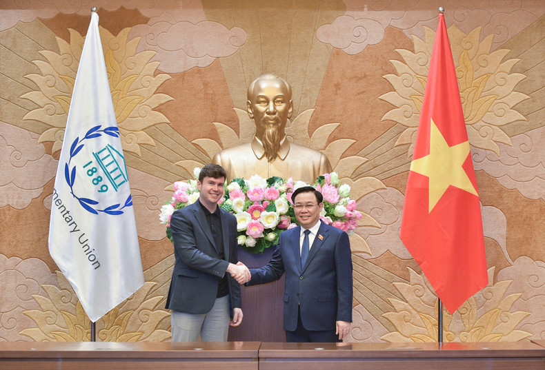 越南国会主席王廷惠和各国议会联盟青年议员论坛主席丹·卡登。 越南国会主席王廷惠和各国议会联盟青年议员论坛主席丹·卡登。