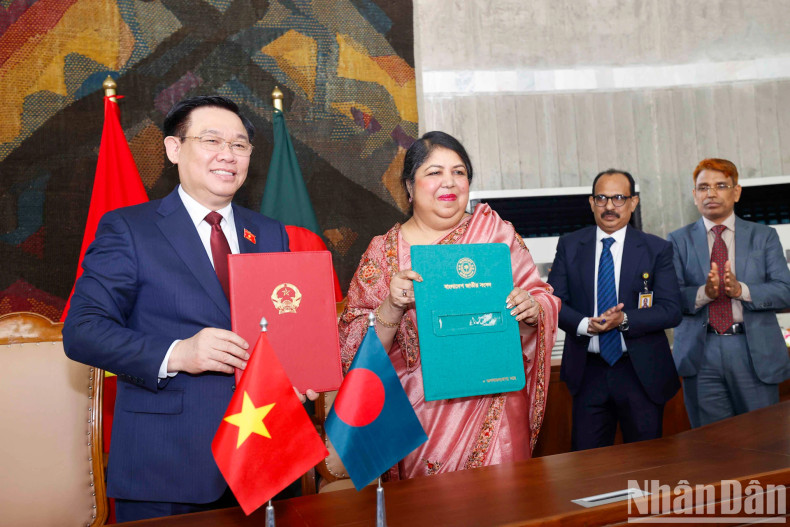 越南国会主席王廷惠同孟加拉国国民议会议长希琳•沙尔敏•乔杜里签署两国国会合作备忘录。 越南国会主席王廷惠同孟加拉国国民议会议长希琳•沙尔敏•乔杜里签署两国国会合作备忘录。