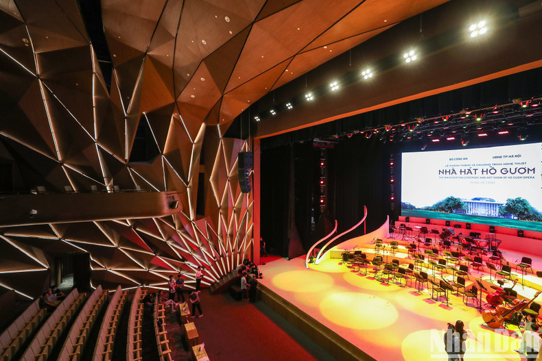 剑湖剧院拥有丰富的服务体系。特别是,艺术表演区将成为表演越南和国际艺术节目的场所。 剑湖剧院拥有丰富的服务体系。特别是,艺术表演区将成为表演越南和国际艺术节目的场所。