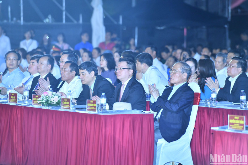 党和国家领导、前领导一同出席。