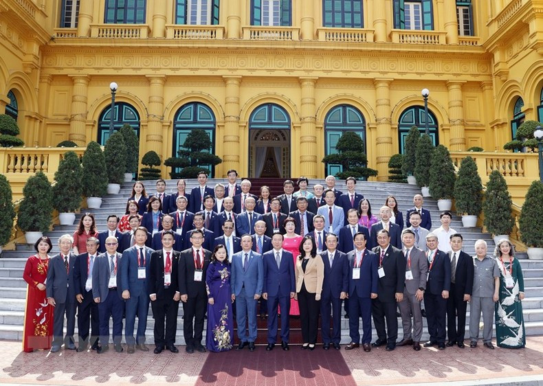国家主席武文赏和与会代表合影。(图片来源:越通社) 国家主席武文赏和与会代表合影。(图片来源:越通社)