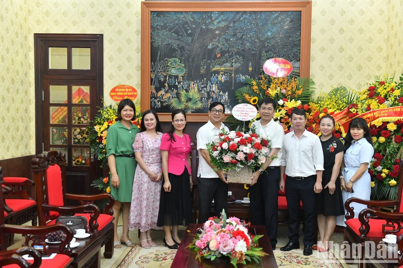 越南卫生部烟草危害防治基金代表团向《人民报》社赠送鲜花表示祝贺。（登科 摄）