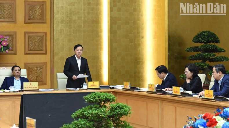 政府副总理陈红河在会上发表讲话。 政府副总理陈红河在会上发表讲话。