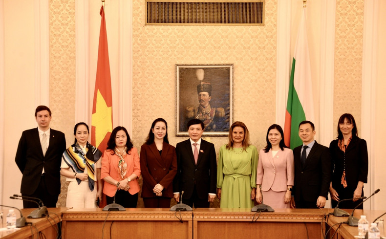 双方代表合影。