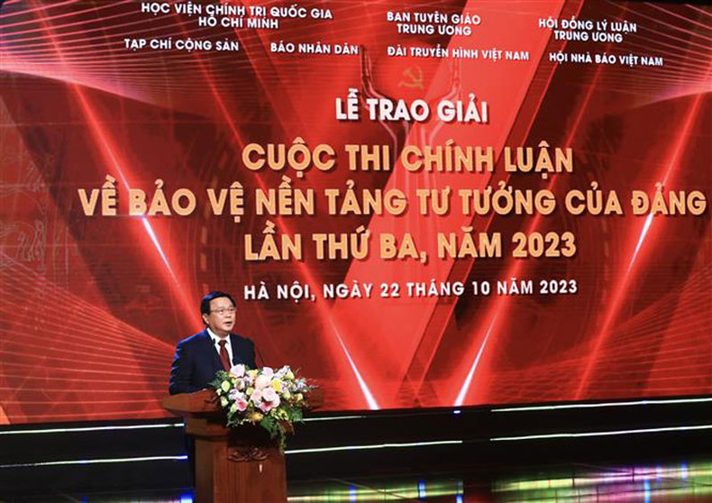 越共中央政治局委员、胡志明国家政治学院院长、中央理论委员会主席、比赛指导委员会主任阮春胜发表讲话。(图片来源:越通社) 越共中央政治局委员、胡志明国家政治学院院长、中央理论委员会主席、比赛指导委员会主任阮春胜发表讲话。(图片来源:越通社)