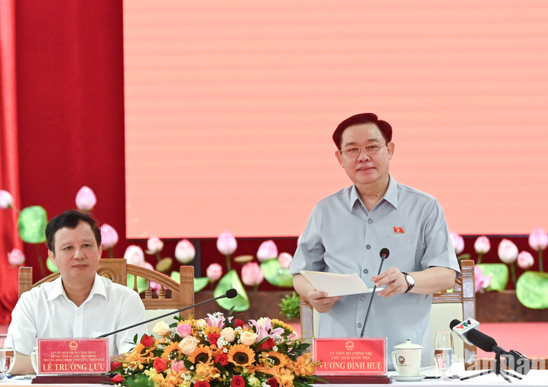 国会主席王廷惠与承天顺化省委常委会举行工作会议。