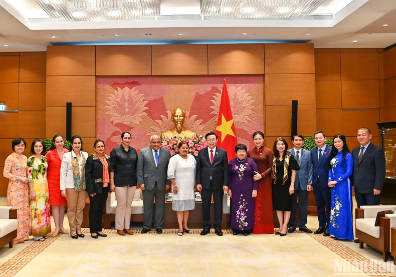 双方代表合影留念。 双方代表合影留念。