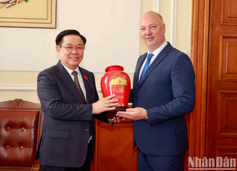 越南国会主席王廷惠向保加利亚议会议长罗森·热利亚兹科夫赠送纪念品。