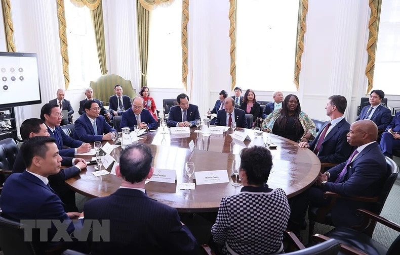 越南政府总理范明正会见纽约市长埃里克·亚当斯。（图片来源：越通社）