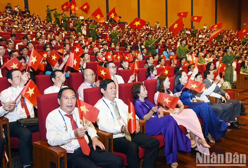 全国700个先进模范参加。（陈海 摄）