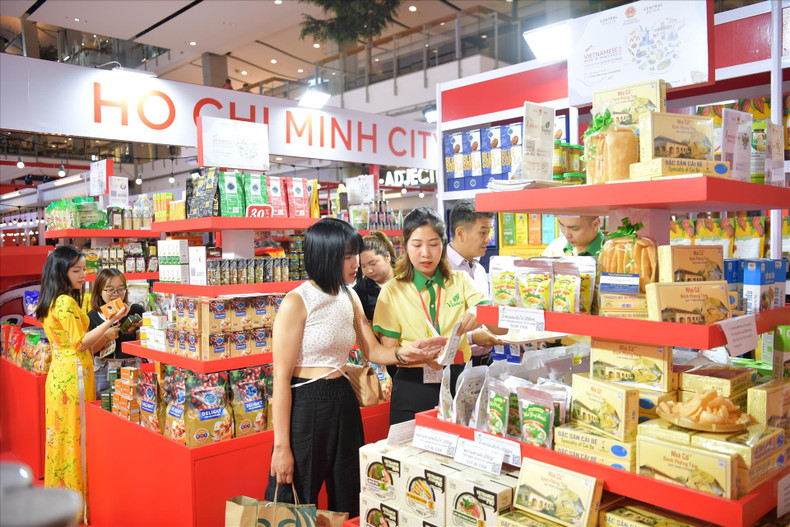 客户参观越南的展位。(图片来源:越通社) 客户参观越南的展位。(图片来源:越通社)