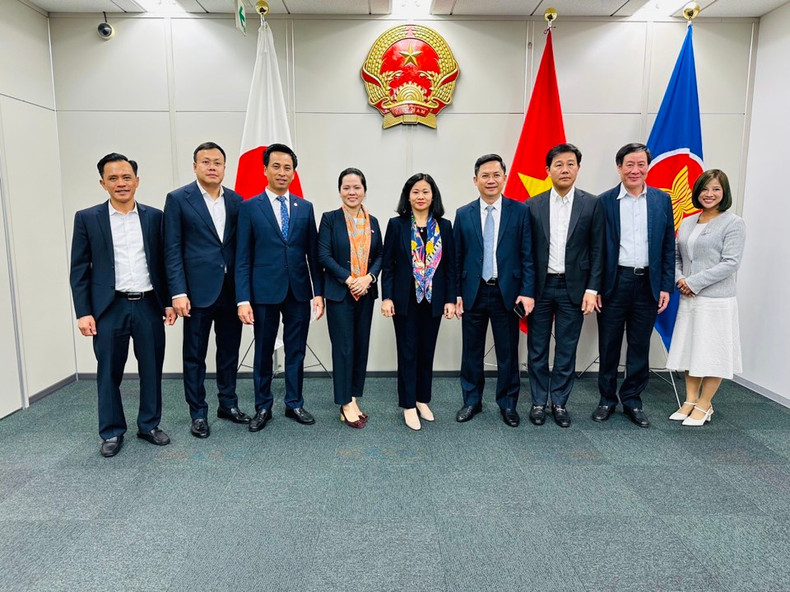 河内市代表团与越南驻福冈总领事馆代表合影。