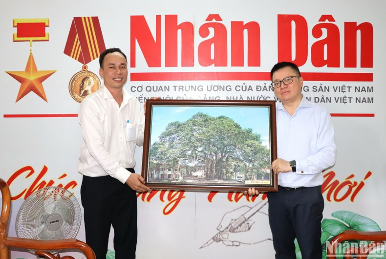 黎国明总编辑向《人民报》社常驻同奈省代表处赠送纪念品。