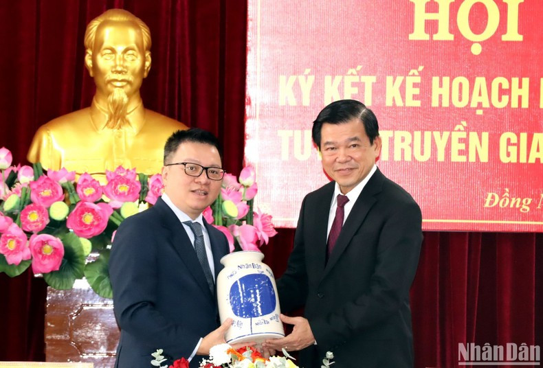 黎国明同志向同奈省领导赠送纪念品。