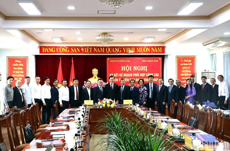 《人民报》社和同奈省委2023-2025年宣传工作联合计划签字仪式取得圆满成功。