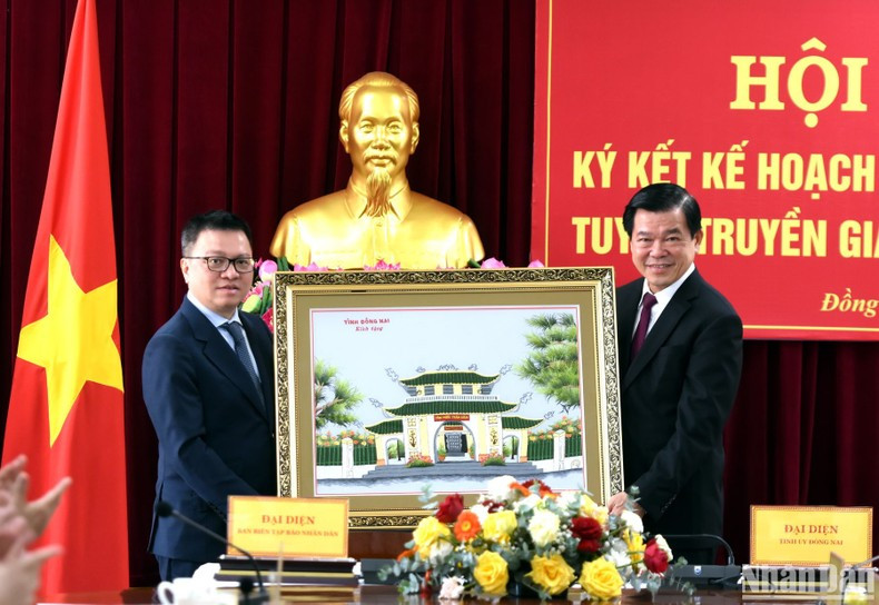 阮鸿领同志向《人民报》社领导赠送纪念品。