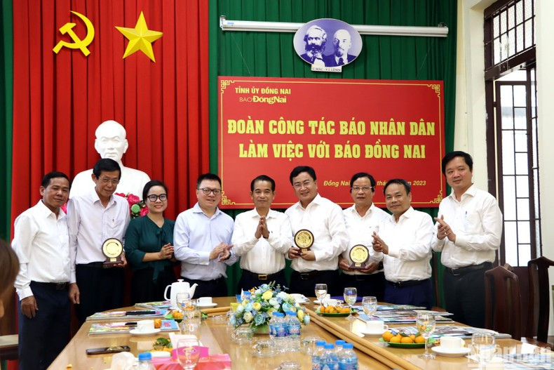 《人民报》社领导向同奈省新闻工作者协会和新闻媒体机构赠送纪念品。