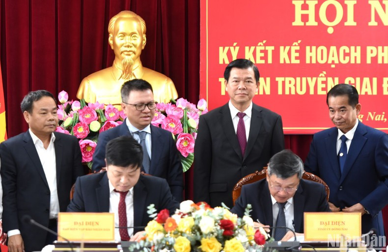 《人民报》社和同奈省委2023-2025年宣传工作联合计划签字仪式。