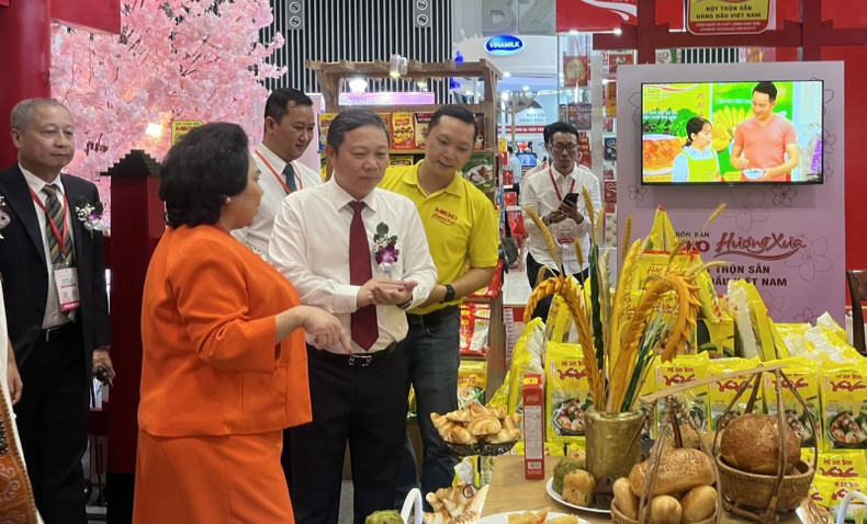 各企业介绍产品。