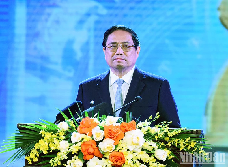 政府总理范明正在颁奖仪式上发表讲话。 政府总理范明正在颁奖仪式上发表讲话。