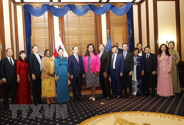 河内市代表团与华盛顿哥伦比亚特区市务卿金伯利·巴塞特女士合影。(图片来源:越通社) 河内市代表团与华盛顿哥伦比亚特区市务卿金伯利·巴塞特女士合影。(图片来源:越通社)