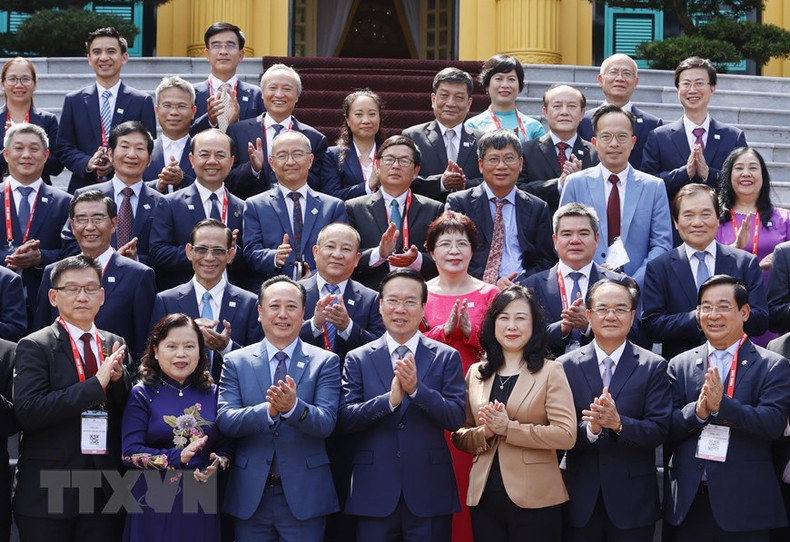 国家主席武文赏和与会代表合影。(图片来源:越通社) 国家主席武文赏和与会代表合影。(图片来源:越通社)