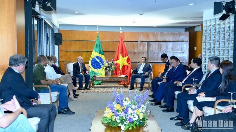 越南政府总理范明正会见巴西-越南友好协会秘书长佩德罗·德·奥利维拉。 越南政府总理范明正会见巴西-越南友好协会秘书长佩德罗·德·奥利维拉。