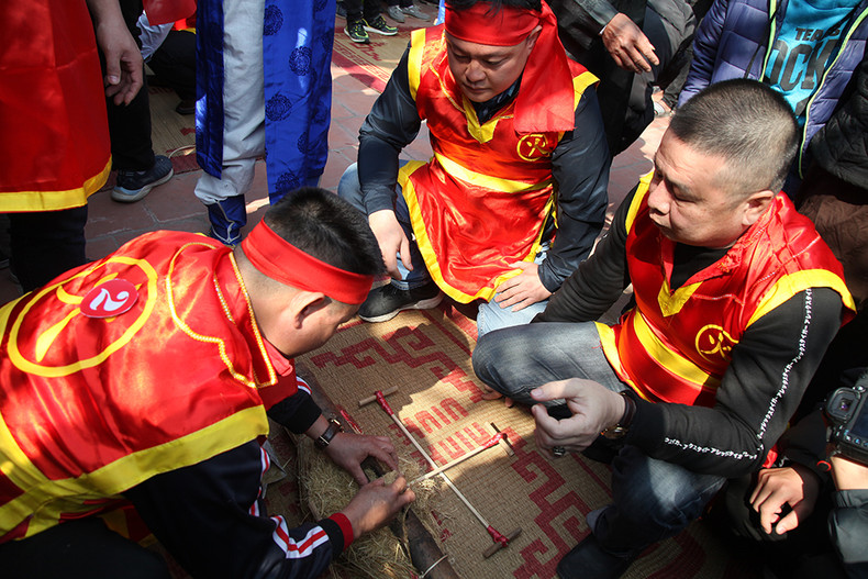 生火比赛开始。每队选出四名男子参加生火比赛，生火用具为竹藤，要反复多次摩擦直至冒烟就赶紧吹气起火，并用这股火煮饭。