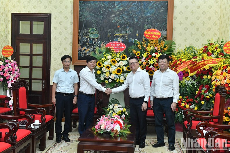 越南新闻与宣传学院院长范明山副教授、博士前来庆祝《人民报》社。（登科 摄）