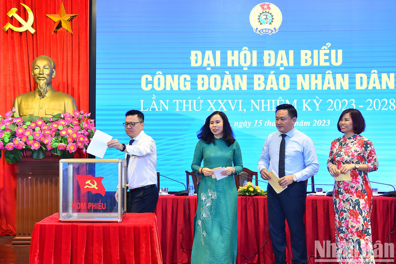 主席团投票产生《人民报》2023-2028年任期第二十六届工会委员会。 主席团投票产生《人民报》2023-2028年任期第二十六届工会委员会。