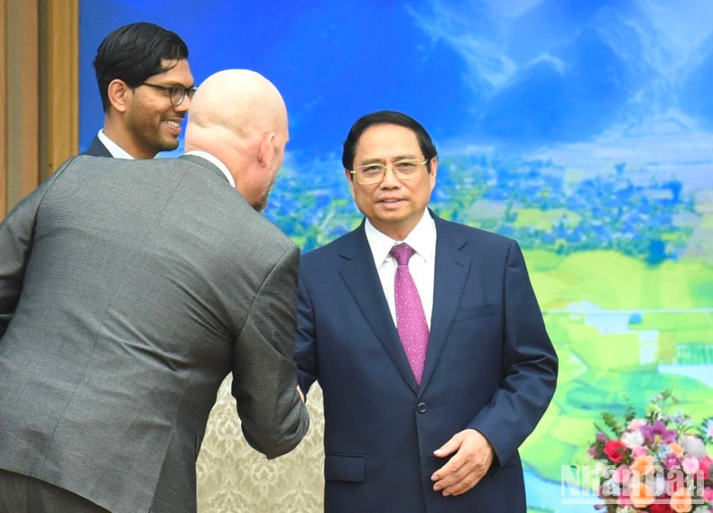 政府总理范明正和英方代表。 政府总理范明正和英方代表。