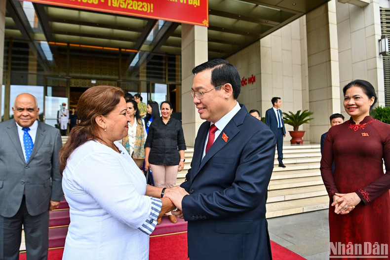 会见结束时,国会主席王廷惠欢送古巴妇联总书记阿玛雷耶。 会见结束时,国会主席王廷惠欢送古巴妇联总书记阿玛雷耶。