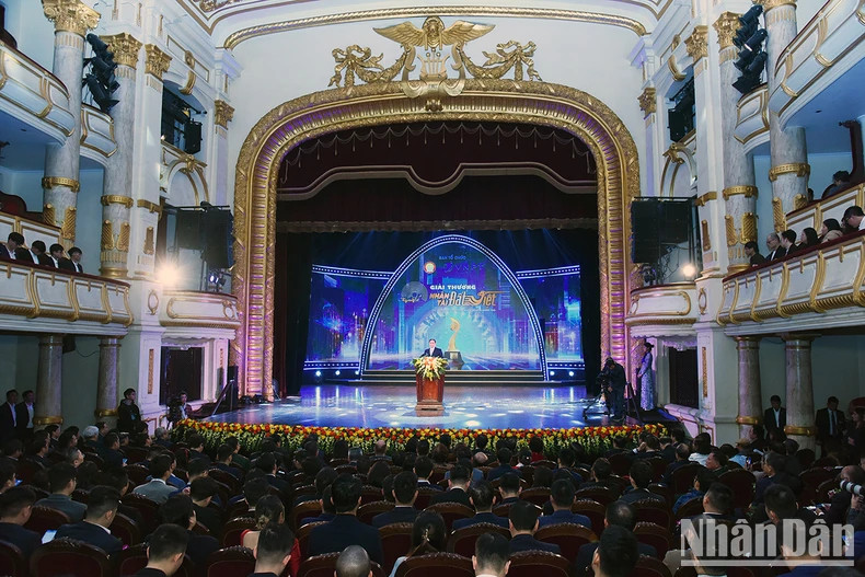 第17届越南人才奖颁奖大会场景。 第17届越南人才奖颁奖大会场景。