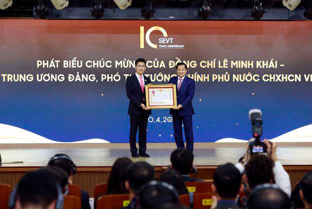 黎明慨副总理代表越南党、国家领导向越南太原三星电子公司授予三级劳动勋章。