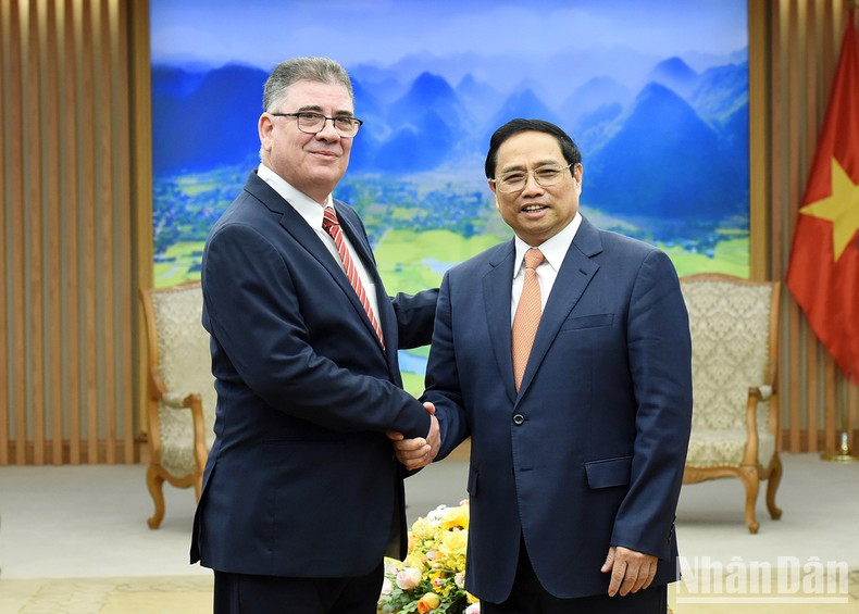 政府总理范明正欢迎古巴内务部长拉萨罗·阿尔韦托。 政府总理范明正欢迎古巴内务部长拉萨罗·阿尔韦托。