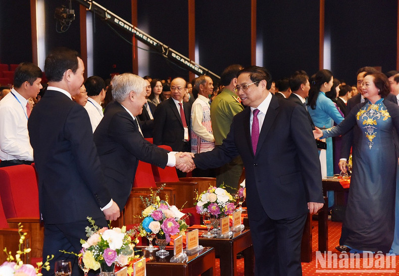 政府总理范明正和出席全国先进模范表彰大会的各位代表。（陈海 摄）