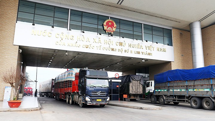 2023年初越南老街省金城二号陆路国际口岸的进出口活动热闹非凡。(图片来源:越通社) 2023年初越南老街省金城二号陆路国际口岸的进出口活动热闹非凡。(图片来源:越通社)