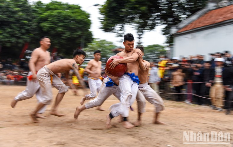 翠领村传统木球摔跤节。（成达 摄）