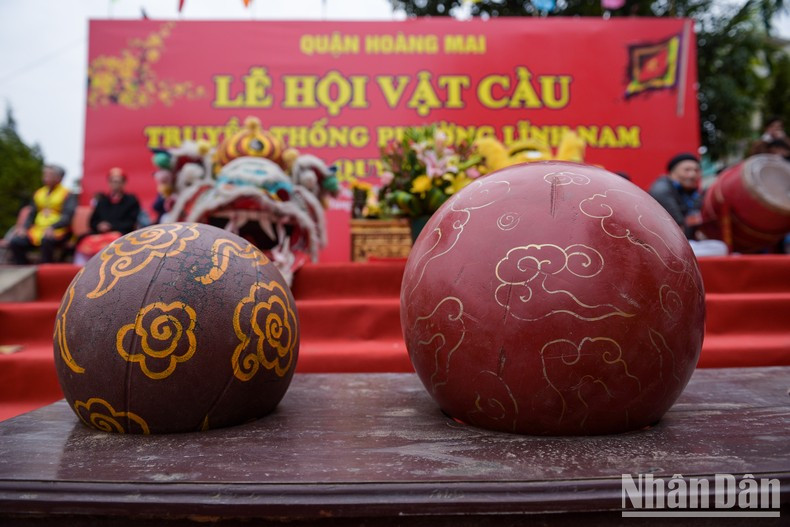 木球用菠萝蜜木制成，重达18公斤。（成达 摄）