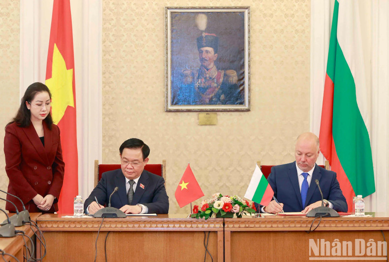 越南国会主席王廷惠与保加利亚议会议长罗森·热利亚兹科夫签署两国国会之间的合作协议。